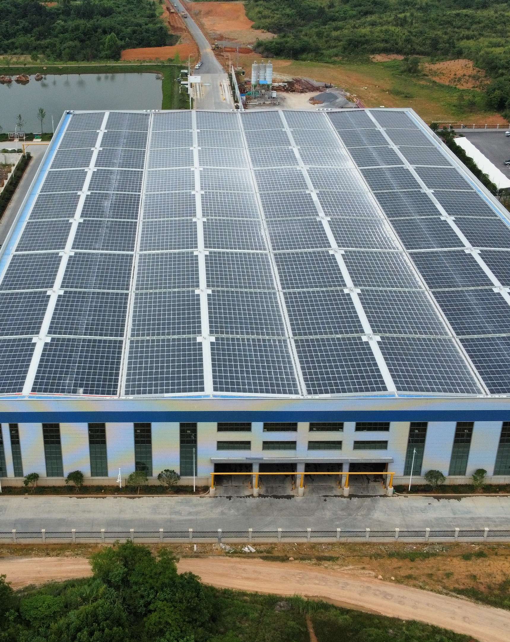2022年4月，安徽池州匯成物資4MW光伏發(fā)電BIPV項目，年發(fā)電約400萬度，滿足約40%用電需求.jpg